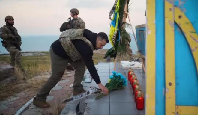 ომის მე-500 დღეს ვოლოდიმირ ზელენსკი კუნძულ ზმეინიზე ჩავიდა