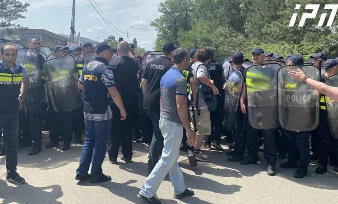 სპეცრაზმი და სამართალდამცველთა უპრეცედენტო რაოდენობა ლისის ტბის მიმდებარედ - ადგილზე სიტუაცია დროდადრო იძაბება, არიან დაკავებულები (ფოტოები)