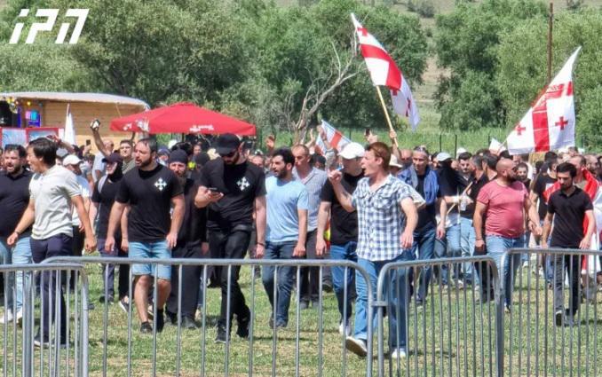 "პრაიდ ფესტივალის" მოწინააღმდეგეებმა ლისის ტბის ტერიტორიაზე განთავსებული სცენა დაარბიეს და ინვენტარის ნაწილი დაწვეს