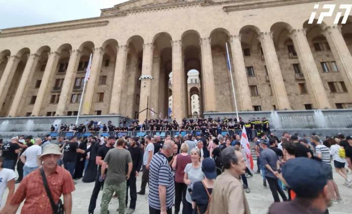 "პრაიდ ფესტივალის" მოწინააღმდეგეები 2021 წლის 5 ივლისს დაკავებული პირების გათავისუფლებას და სექსუალური უმცირესობის წინააღმდეგ კანონის მიღებას ითხოვენ