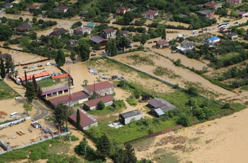 "სამაშველო გამოვიძახეთ და გვითხრეს, რა უნდა გავაკეთოთ, აღჭურვილობა არ გვაქვსო" - ოკუპირებულ აფხაზეთს სტიქია უტევს - დაიტბორა გზები და შენობები (ფოტოები)