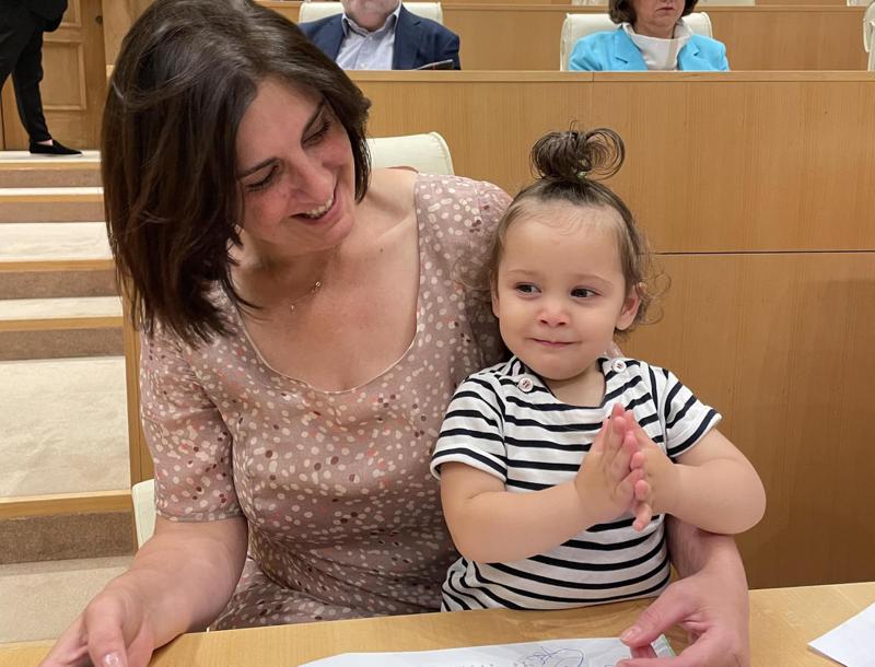 დეპუტატი თამარ კორძაია პარლამენტში, რიგგარეშე სესიის პლენარული სხდომაზე შვილიშვილთან ერთად მივიდა