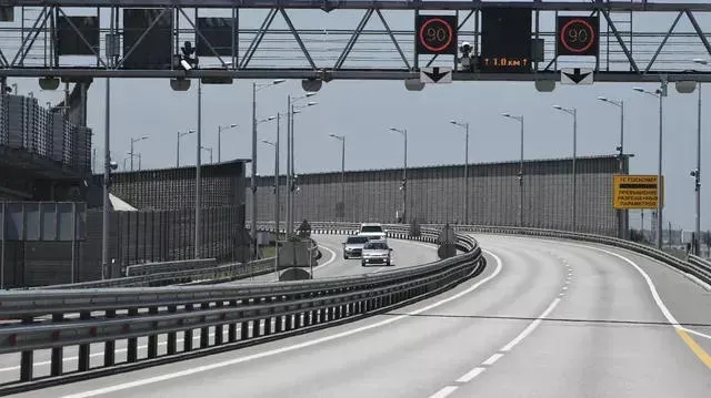 "ყირიმის ხიდზე მომხდარი აფეთქების შედეგად ორი ადამიანი დაიღუპა, ხიდზე მოძრაობა შეჩერებულია" - მედია