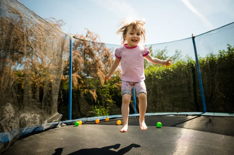 როგორ მოაწყოთ ბავშვის გასართობი სივრცე ეზოში ან აგარაკზე, თუ საკუთარი სახლი გაქვთ