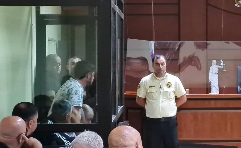 რა ხდებოდა პროცესზე, სადაც პოლიციელსა და მის ოჯახზე ძალადობაში ბრალდებულებს პატიმრობა შეეფარდათ - მეტეხში მომხდარი დაპირისპირების დეტალები და მხარეების კომენტარები