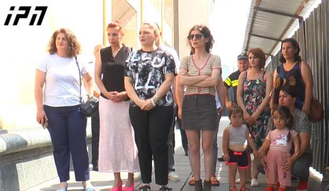 "პარასკევამდე ვაძლევთ ვადას მთავრობას და ჯანდაცვის სამინისტროს, რომ გვითხრან, როდის შეძლებენ ბავშვები მედიკამენტის მიღებას" - აქონდროპლაზიის მქონე ბავშვების მშობლები