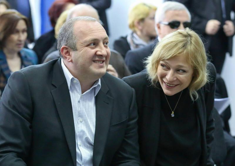 "ისე გამოიყვანეს, თითქოს გიორგი დადის, ხელმოწერებს აგროვებს და ამაში საფასურს იღებს. თან ასე პატარა თანხას. მეტი კომედია რა გინდათ?!" - მაკა ჩიჩუა ექსპრეზიდენტის მიმართ მმართველი გუნდის ბრალდებაზე