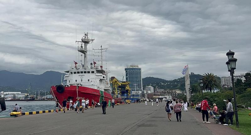 "რუსები ტურისტები არ არიან, აქ დამკვიდრდნენ, ჩვენთან ფულს არ ხარჯავენ... " - ბათუმში ჩავარდნილ სეზონზე საუბრობენ: როგორია ვიზიტორთა მონაცემები?
