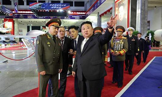 იარაღი სურსათის სანაცვლოდ? - რა მისიით ჩავიდა შოიგუ ფხენიანში და რას უნდა ველოდოთ? შეხვედრა კიმ ჩენ ინთან და იარაღის გამოფენა: ფოტოები ჩრდილოეთ კორეიდან