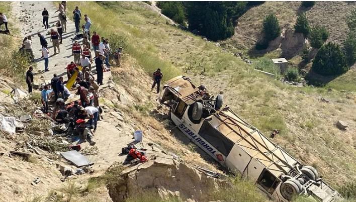 თურქეთში ავტობუსი 50 მეტრის სიმაღლის ხიდიდან ხევში გადავარდა - არიან დაღუპულები