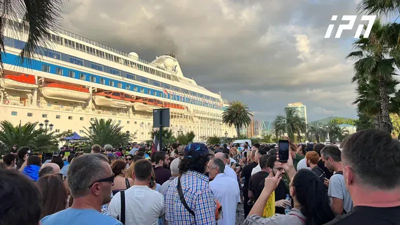 ბათუმის პორტთან საპროტესტო აქცია განახლდა - პროტესტის მონაწილეები სოჭიდან წამოსულ საკრუიზო ლაინერის მგზავრებს მოუწოდებენ, დატოვონ ტერიტორია