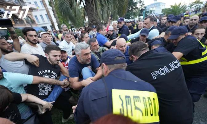 შსს-ს ინფორმაციით, ბათუმის პორტთან მიმდინარე აქციაზე 9 პირი დააკავეს