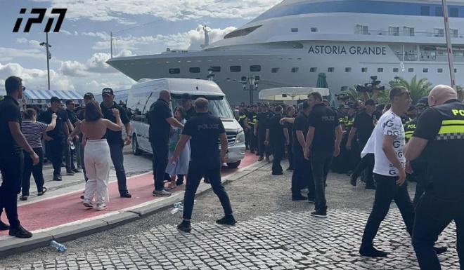 კვლავ ხმაურია ბათუმში: რუსი ტურისტების ნაწილი რამდენიმე მიკროავტობუსით გამოიყვანეს, რასაც შეძახილები მოჰყვა - ვიდეოკადრები ადგილიდან