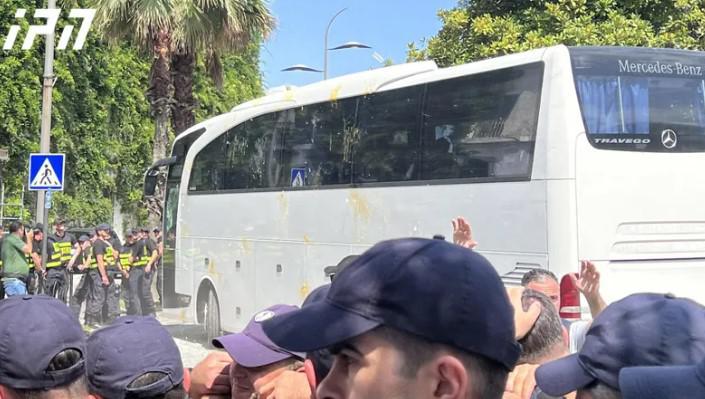 აქციის მონაწილეებმა საკრუიზო გემ "ასტორია გრანდეს“ და ავტობუსებს, რომლითაც გემის რუსი მგზავრები გამოიყვანეს, კვერცხები და ბოთლები დაუშინეს