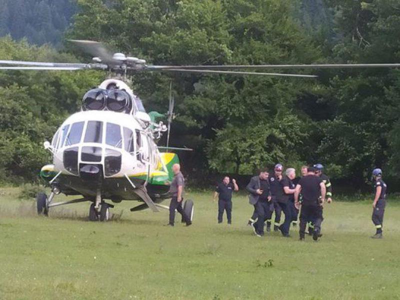 შოვში სამაშველო ღონისძიებები მიმდინარეობს - სტიქიის ზონიდან 12 მოქალაქე, მათგან 5 ბავშვი გამოიყვანეს (ვიდეო)