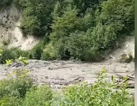 გუბერნატორის მოადგილე აცხადებს, რომ მეწყრულ ზონაში, სასტუმრო "სანსეტ შოვის“ ტერიტორიაზე დაახლოებით 40 ადამიანი იმყოფება: "ეს ადამიანები ცოცხლები და საღსალამათები არიან"