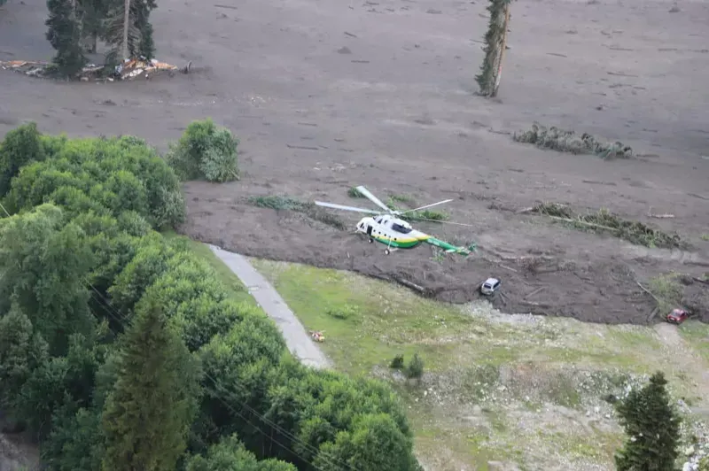 შოვში, სტიქიის ზონაში შსს-ს სასაზღვრო პოლიციის სამაშველო ვერტმფრენმა სამუშაოები დილამდე შეაჩერა - სხვა სამაშველო ღონისძიებები გრძელდება