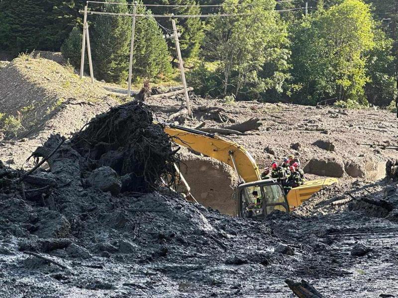 "ჩემი შვილი, 4 წლის შვილიშვილი და რძალი დამიბრუნა ღმერთმა... რაჭველი ბიჭები მისულან, გაუდიათ ფიცრები და ისე გადმოუყვანიათ" - რას წერს მოქალაქე?