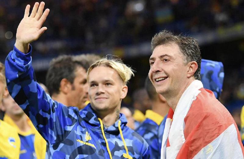 შოთა არველაძე უკრაინის მხარდასაჭერ მატჩში, საქართველოს დროშით - ფოტოები "სტემფორდ ბრიჯიდან"