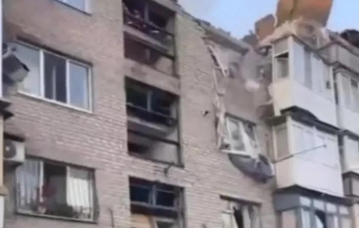 რუსმა სამხედროებმა დონეცკის ოლქის ქალაქ პოკროვსკში მრავალსართულიანი საცხოვრებელი სახლი დაბომბეს - არის მსხვერპლი