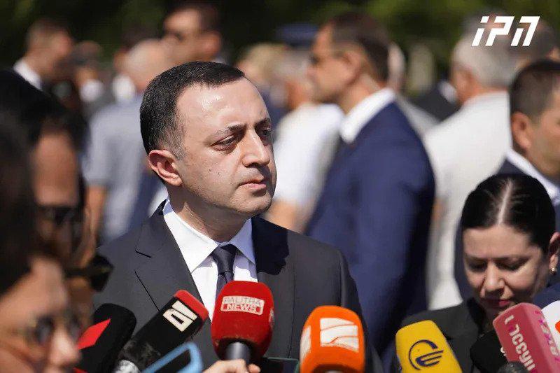 "ჩვენ ვნახეთ ყველაზე სამარცხვინოდ მოქცეული ყოფილი მთავარსარდალი, გახსოვთ, ჰალსტუხის ღეჭვა, გაქცეული თვითმფრინავის ხმის გამო" - ღარიბაშვილი