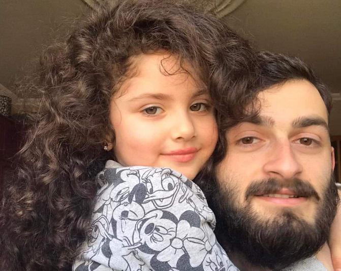 "მე და მაშო... ძალიან ბევრი მწერდით" - სტიქიას გადარჩენილი ბიძა და დისშვილი: დღის ფოტო