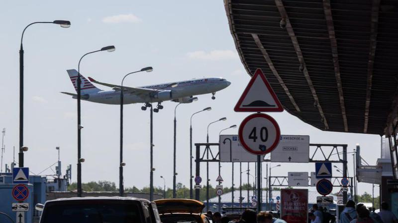 წუხელ მოსკოვის აეროპორტების მუშაობა შეჩერდა - რა გახდა ამის მიზეზი და რა მდგომარეობაა ახლა?