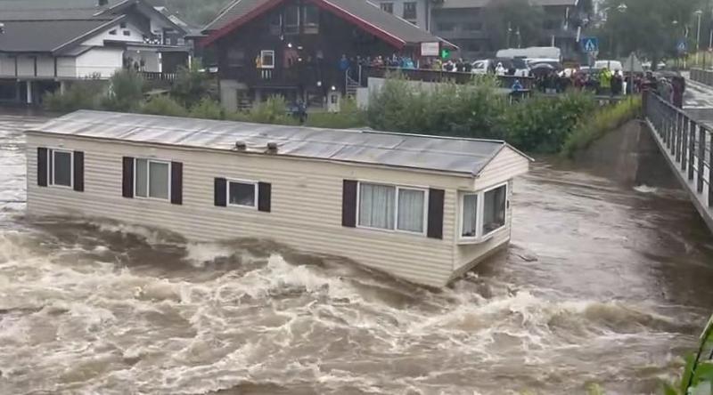 სტიქია ნორვეგიაში - მდინარემ სახლი წაიღო: ის ხიდს შეეჯახა  და დაიშალა (ვიდეო)