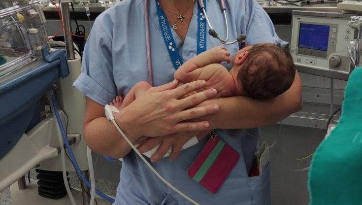 დედა, რომელმაც იტალიაში ახალშობილი ნაგავსაყრელზე დატოვა, 20 წლის ქართველი ქალი აღმოჩნდა - რას წერს იტალიური მედია მომხდარზე?