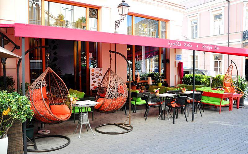 კახა კალაძის განცხადებით, აღმაშენებლის გამზირზე არსებული ღია კაფე-ბარები უნდა შემცირდეს მოცულობაში, რომ ადამიანებს ჰქონდეთ გადაადგილების შესაძლებლობა