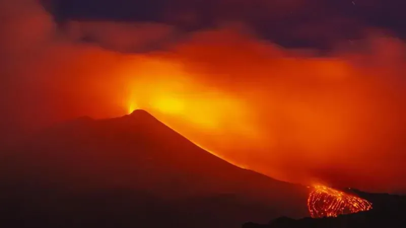ვულკან ეტნას ამოფრქვევის გამო კატანიის აეროპორტში ავიარეისები გაუქმდა
