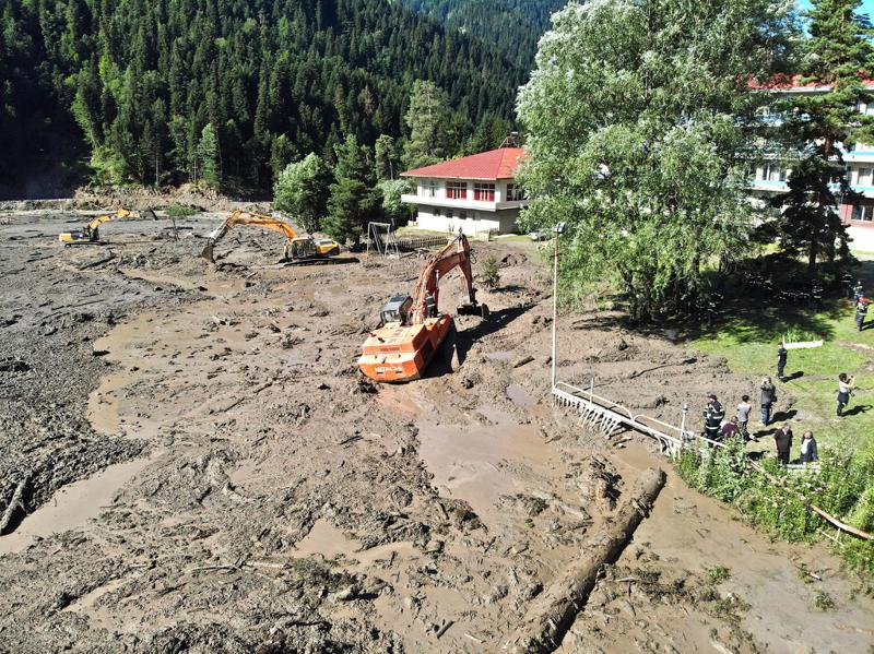 "დავინახეთ ქალის ცხედარი, რომელსაც სახეზე ხელები ჰქონდა აფარებული... გადავრჩით, რომ ეს უბედურება ღამით არ მოხდა"- სტიქიის პირველი წუთები და გადარჩენილთა უმძიმესი მონაყოლი