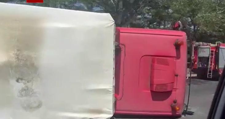 თბილისში, აღმაშენებლის ხეივანზე ტრაილერი ამობრუნდა (ვიდეო)