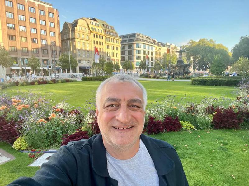 "გუშინ საღამოს ბათუმიდან ჩამოვფრინდი თბილისში, დილით გერმანიაში გამოვფრინდი. ყველგან მოსკოვი როგორ გელანდებათ? წარმატებები გეოგრაფიაში!" - მამუკა ხაზარაძე ტელეკომპანია "იმედს"