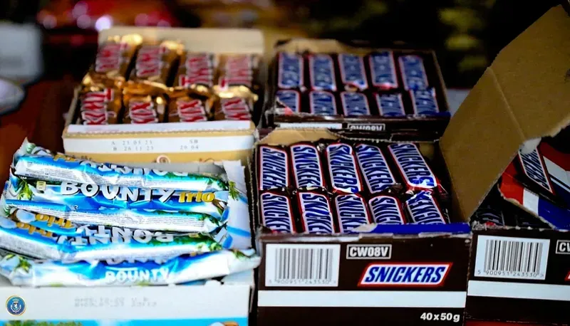 საგამოძიებო სამსახურმა პასუხისგებაში მისცა ორი პირი, რომლებიც სხვადასხვა დასახელების ვადაგასულ შოკოლადს ახალი ვადის აღმნიშვნელ სტიკერებს აკრავდნენ და რეალიზაციას ახდენდნენ