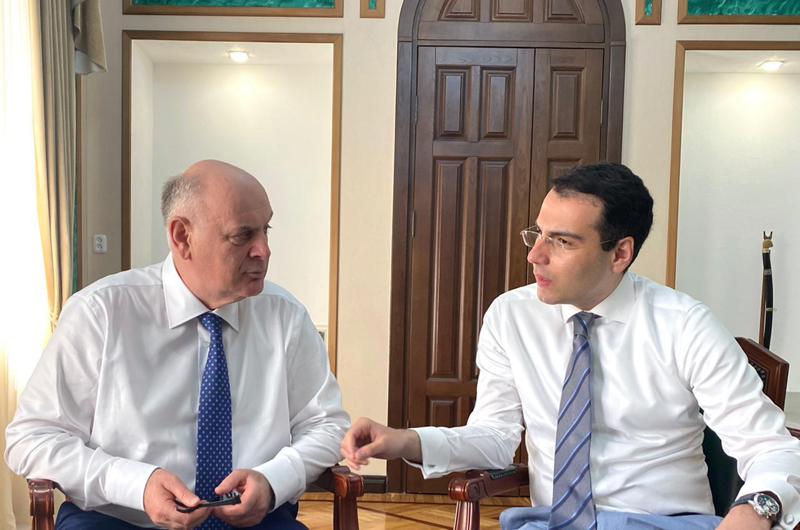 სად არის ბჟანია? - აფხაზეთში ე.წ. პრეზიდენტის  ავადმყოფობის პარალელურად, ინალ არძინბა "მეფის გვირგვინის მორგებას" ცდილობს