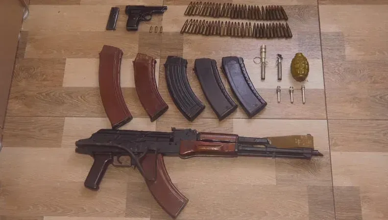პოლიციამ თბილისსა და რეგიონებში უკანონო ცეცხლსასროლი იარაღი და საბრძოლო მასალა ამოიღო - დაკავებულია 14 პირი