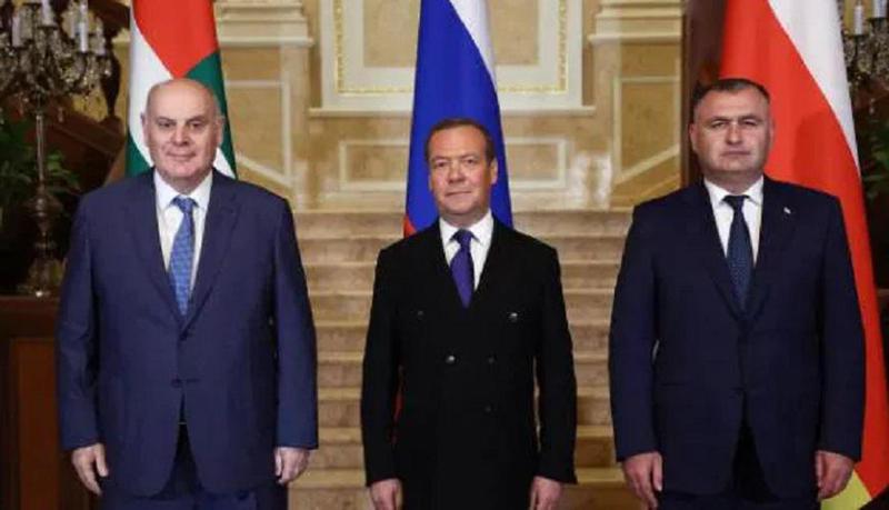 "მნიშვნელოვანი თარიღის მოლოდინში ვართ" - მედვედევის, ბჟანიასა და გაგლოევის შეხვედრის დეტალები