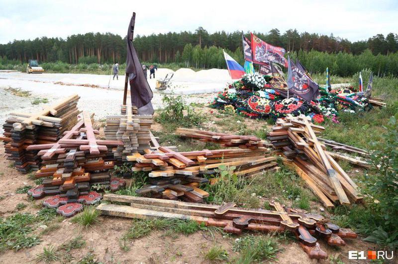 "გუშინ გვეუბნებოდნენ, გმირები არიანო, დღეს კი..." - სამარაში, "ვაგნერელთა" სასაფლაოზე ჯვრები მოხსნეს და იქაურობა მიწასთან გაასწორეს: რას წერს მედია