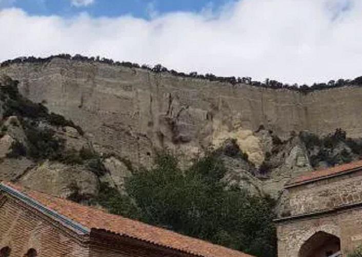 "ტურისტი იქნება, მომლოცველი თუ სხვა, სასურველი არ არის ტერიტორიაზე გადაადგილდეს" - რა ხდება შიომღვიმესთან, სადაც ამ რამდენიმე დღის წინ კლდე ჩამოიშალა?