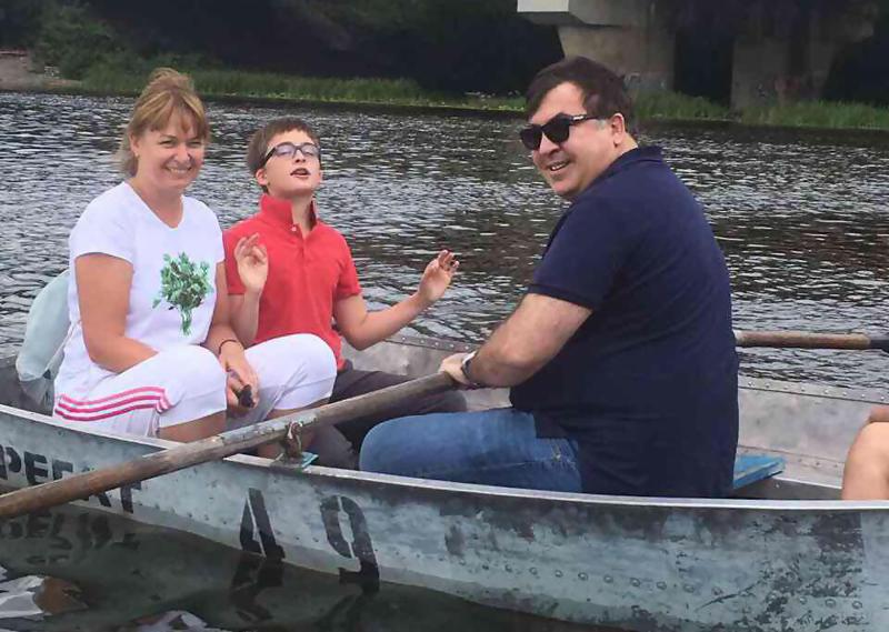 "კარგი დრო იყო, ერთ ნავში რომ ისხედით" - სანდრა რულოვსი ექსპრეზიდენტთან ერთად გადაღებულ ნოსტალგიურ ფოტოს აქვეყნებს: რას წერს ყოფილი პირველი ლედი