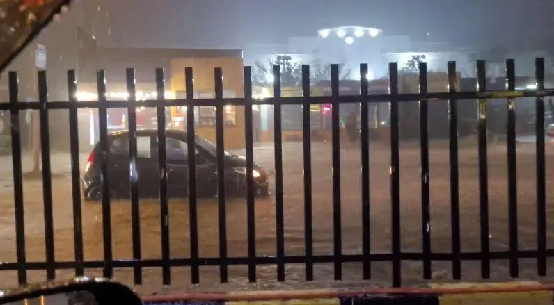 საგანგებო სიტუაციების მართვის სამსახურის ინფორმაციით, ამ ეტაპზე დაშავებულების შესახებ შეტყობინება არ შესულა, მაშველები ძირითადად ამოტუმბვით სამუშაოებს აწარმოებენ