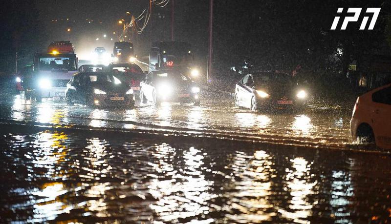 დატბორილი ქუჩები და მიწისქვეშა გადასასვლელები, წაქცეულია ხეები, ქვათაცვენა თამარაშვილზე... - რა ხდებოდა წუხელ თბილისში (ფოტოები)