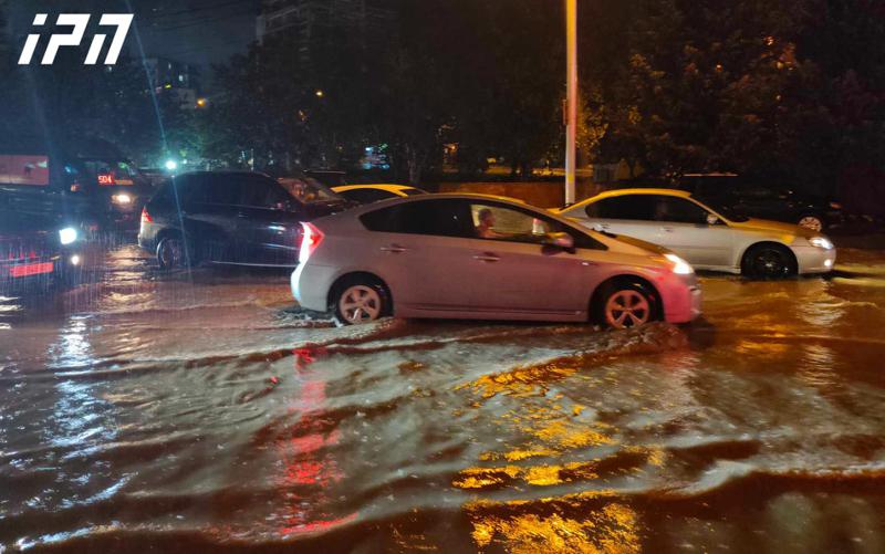 "სანიაღვრე სისტემას გადაფარებული ჰქონდა ფოთლები, ნაჭრები, ნარჩენები, პოლიეთილენის ქილები... ხელით გავწმინდეთ" - "თბილსერვის ჯგუფის" ხელმძღვანელი
