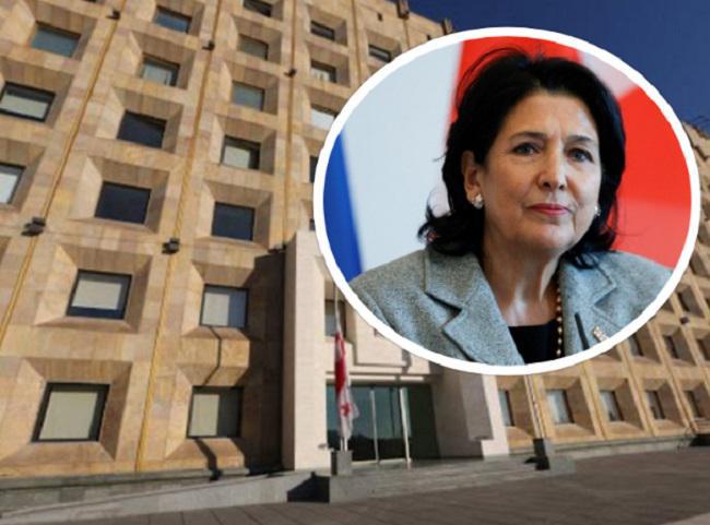 "შევახსენებთ სალომე ზურაბიშვილს, რომ პრეზიდენტი მხოლოდ საქართველოს მთავრობის თანხმობით ახორციელებს წარმომადგენლობით უფლებამოსილებებს საგარეო ურთიერთობებში" - მთავრობის ადმინისტრაცია