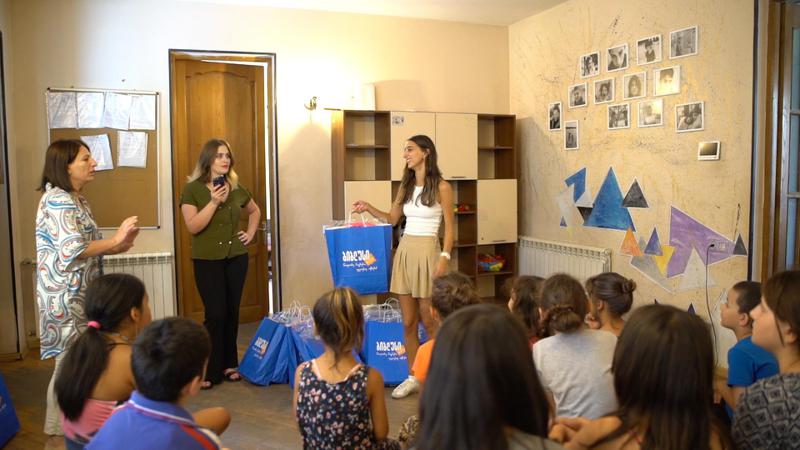 "ბიბლუსმა" საქველმოქმედო ორგანიზაციებთან თანამშრომლობით ბავშვთა სახლებსა და სოციალურად დაუცველ ოჯახებს სასკოლო ნივთები გადასცა