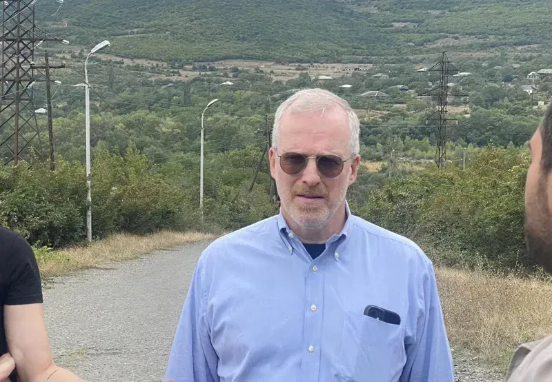 "ჩემ უკან არის საქართველოს და არა რუსეთის ტერიტორია - საერთაშორისო საზოგადოებას აქვს პასუხისმგებლობა, რომ ზეწოლა მოახდინოს მოსკოვზე" - დევიდ კრამერი საოკუპაციო ხაზთან