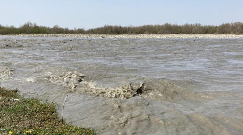 ანაკლიაში 3 წლის ბავშვი ენგურში ჩავარდა - მისი მდგომარეობა მძიმეა