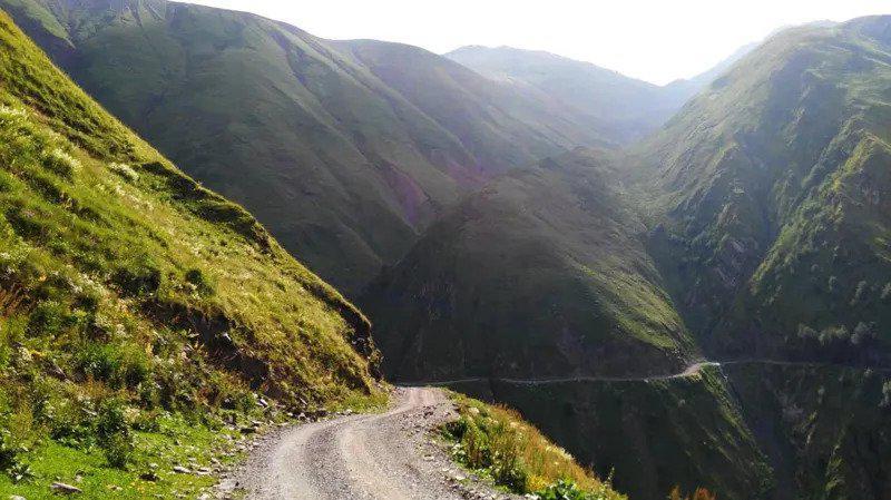 თუშეთში უბედურ შემთხვევას ტურისტი ემსხვერპლა - მოტოციკლით რამდენიმე მეტრის სიმაღლიდან გადავარდა