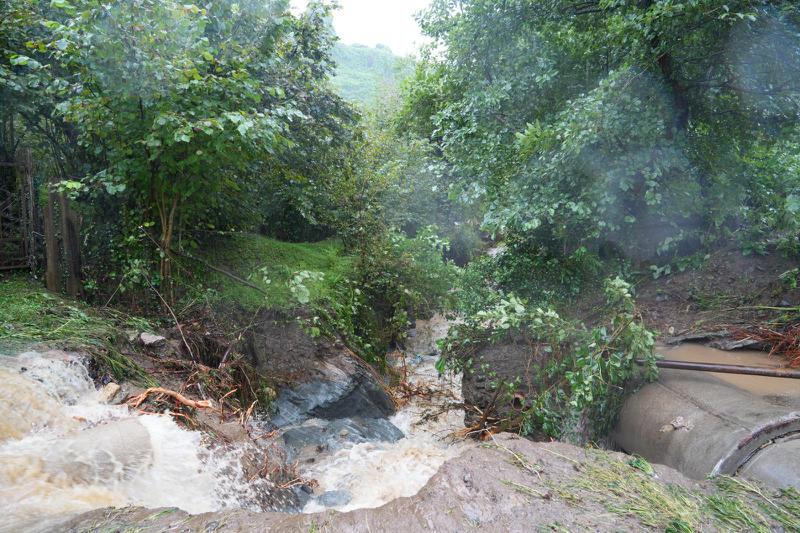 "ეზოში ჰქონდათ დამხმარე ნაგებობა, "კუხნას" რომ ეძახიან, იქ ეძინა ბავშვს... ის დამხმარე სახლი ჩაიტანა მეწყერმა" - სტიქიის ზონაში დაკარგული მე-7 კლასელი ბიჭის ცხედარი იპოვეს